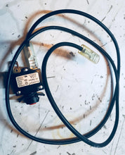 Load image into Gallery viewer, True Fitness PS900 circuit breaker switch--OEM#9PS0039 --- USED - 925185LB
